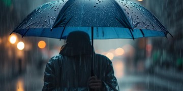 暴雨中撑起暖心伞究竟是哪首歌？