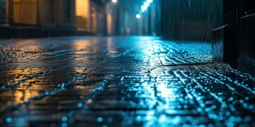安静的雨夜这句歌词出自哪首歌？